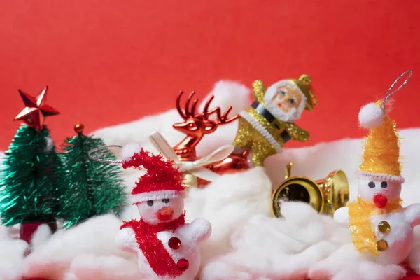 Een Collage Van Kerstman Een Rendier Het Besneeuwde Bos Weg — Stockfoto