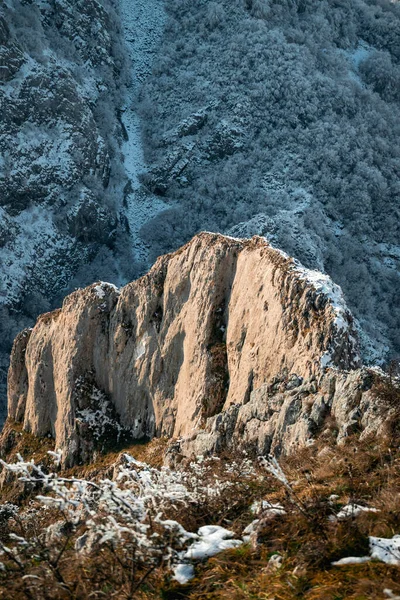 Vertical Shot Cliff Covered Snow Front Higher Rock Lost Snowy — Stock Photo, Image