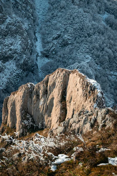 Een Verticaal Schot Van Een Klif Bedekt Met Sneeuw Voor — Stockfoto