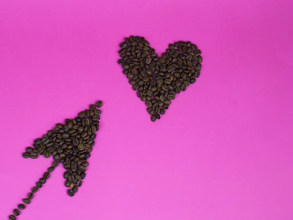 Ein Nahaufnahme Schuss Herz Und Pfeil Aus Frischen Kaffeebohnen Auf — Stockfoto