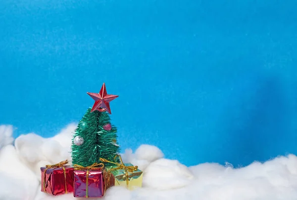 Uma Colagem Uma Árvore Natal Decorada Fora Neve Sob Céu — Fotografia de Stock