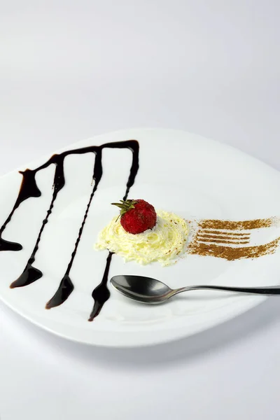 Delicioso Postre Con Crema Chocolate Blanco Decorado Con Una Fresa — Foto de Stock