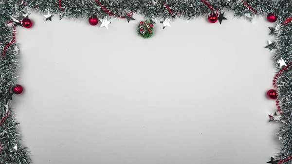 Prachtige Kerstversieringen Witte Achtergrond Met Een Kopieerruimte — Stockfoto