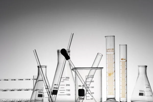 Eine Nahaufnahme Von Transparenten Laborkolben Bechern Und Röhrchen — Stockfoto
