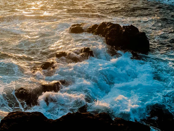 Primo Piano Pietre Con Spruzzi Mare — Foto Stock