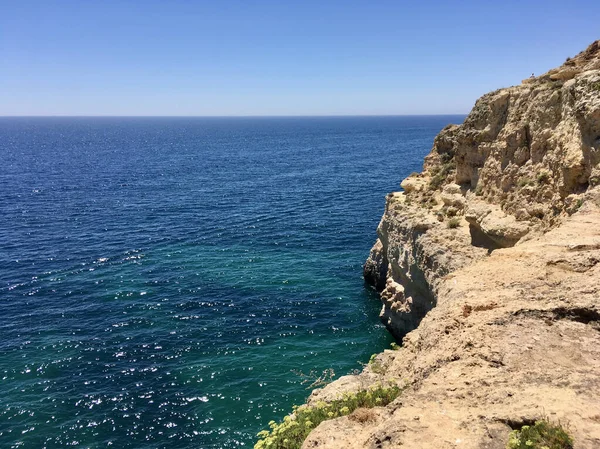 Красивый Вид Темно Синий Океан Скалы Видом Море Небо — стоковое фото