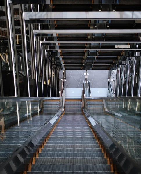 Una Toma Vertical Alto Ángulo Escaleras Mecánicas Una Estación Metro —  Fotos de Stock