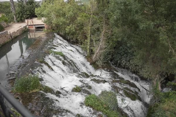 Spanya Nın Zaragoza Kentindeki Yeşilliklerle Çevrili Paradera Şelalesinin Güzel Manzarası — Stok fotoğraf