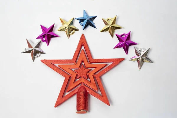 Górny Widok Kolorowych Ozdoby Gwiazdy Bożego Narodzenia Dużą Czerwoną Gwiazdą — Zdjęcie stockowe