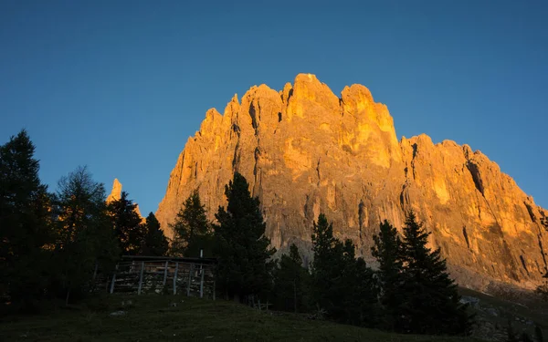 Widok Górę Rosengarten Północnych Włoszech Typowym Alpenglow Który Pojawia Się — Zdjęcie stockowe