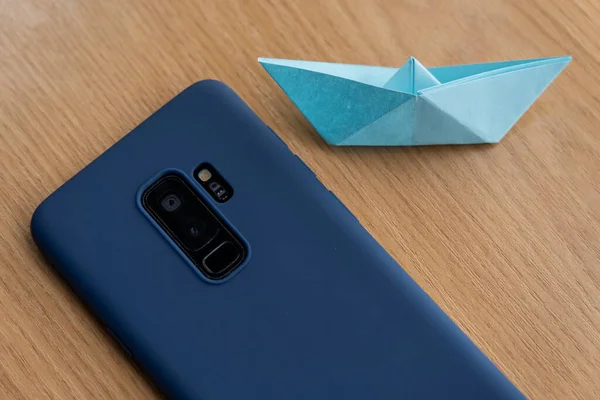 Una Vista Superior Teléfono Inteligente Caso Azul Con Barco Papel — Foto de Stock