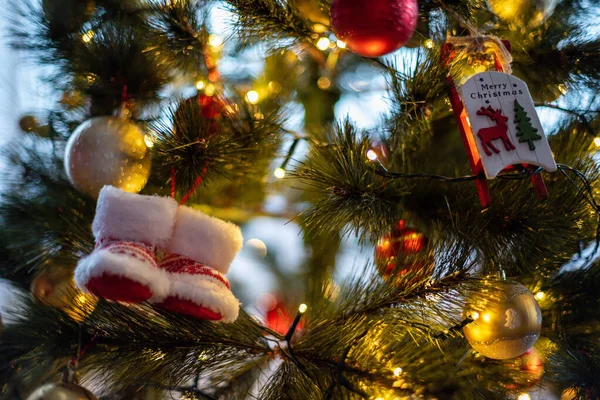 Close Uma Árvore Natal Ornamentos Brilhantes Imagem Férias Bonita Para — Fotografia de Stock