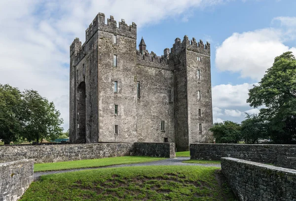 Una Hermosa Foto Del Castillo Bunratty Irlanda Magnífico Edificio Bajo —  Fotos de Stock