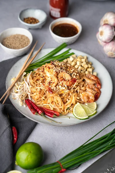 샐러드 부스러기가 맛있는 국수를 수직으로 — 스톡 사진