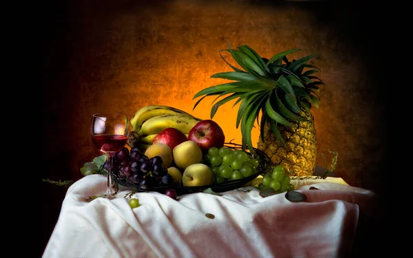 Detailní Záběr Sklenice Vína Ovoce Stole Bílým Ubrusem — Stock fotografie