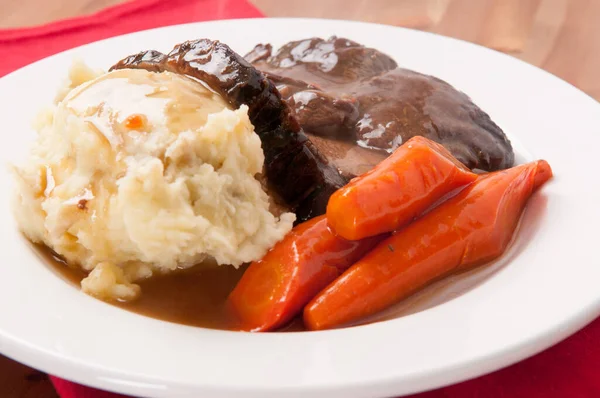 Deliciosa Carne Assada Com Purê Cremoso Batatas Cenouras Assadas Molho — Fotografia de Stock