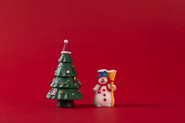 赤い背景に孤立したクリスマスのおもちゃのクローズアップショット — ストック写真