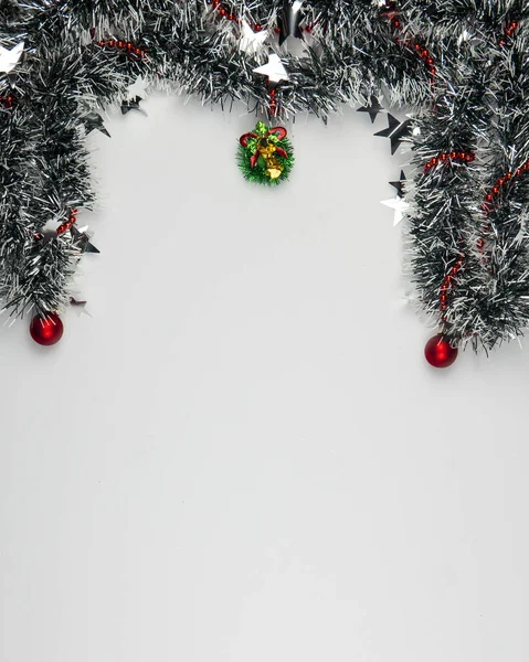 Eine Vertikale Aufnahme Schöner Weihnachtsdekorationen Auf Weißem Hintergrund Mit Einem — Stockfoto