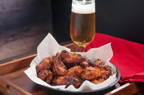 Tasy Hot Spicy Chicken Wings Cold Beer — Stock Photo, Image