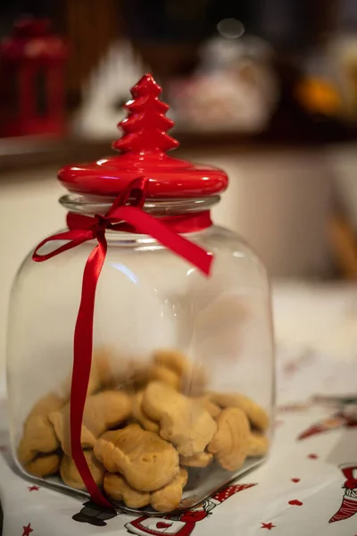 Tiro Vertical Pote Biscoito Feito Vidro Com Uma Árvore Natal — Fotografia de Stock