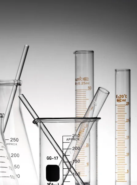 Una Toma Vertical Frascos Vasos Precipitados Tubos Transparentes Laboratorio — Foto de Stock