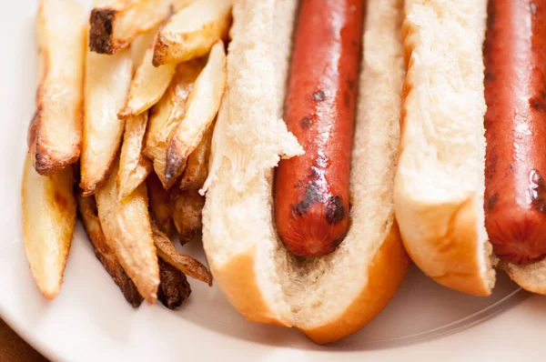 Grilované Hotdogy Housce Bílého Chleba Domácí Hranolky Tohle Klasický Oběd — Stock fotografie
