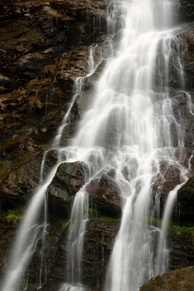 澳大利亚绿地环抱的施莱尔瓦塞尔瀑布美景 — 图库照片