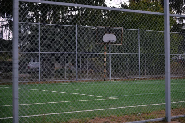 Een Klein Voetbalveld Omringd Door Hekken Een Schoolplein Een Dorp — Stockfoto