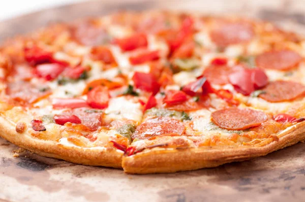 Pizza Pepperoni Crosta Fina Com Pimentas Vermelhas Uma Pedra Pizza — Fotografia de Stock