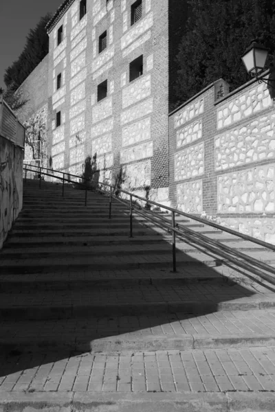 Eine Senkrechte Aufnahme Von Treppen Der Stadt Einem Sonnigen Tag — Stockfoto