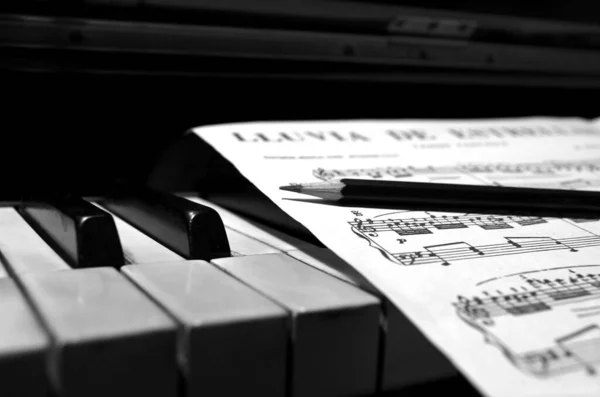 Uma Imagem Tons Cinza Piano Com Partituras Lápis — Fotografia de Stock