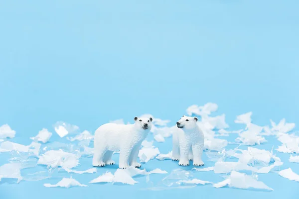 Eine Nahaufnahme Von Eisbärspielzeug Umgeben Von Plastik Und Papierstücken Auf — Stockfoto