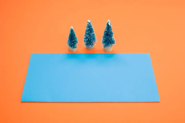 Primo Piano Figurine Pino Natale Sfondo Arancione Blu Uno Spazio — Foto Stock