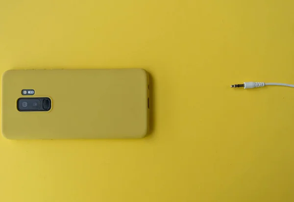 Una Toma Ángulo Alto Teléfono Inteligente Con Una Caja Amarilla — Foto de Stock