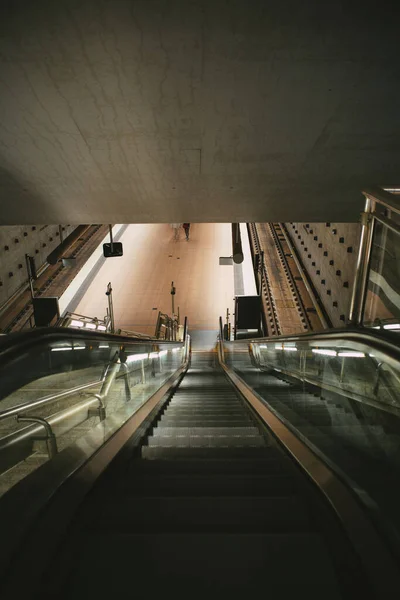 Aufnahme Einer Rolltreppe Einer Bahn Station Aus Der Vogelperspektive — Stockfoto