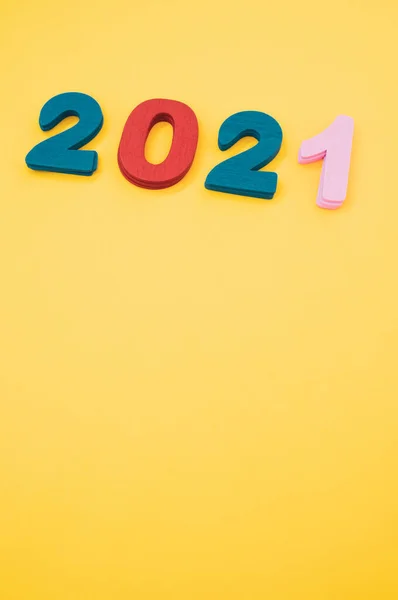 Sarı Arkaplandaki Renkli Ahşap Numaralar 2021 Yeni Yıl Kavramı — Stok fotoğraf
