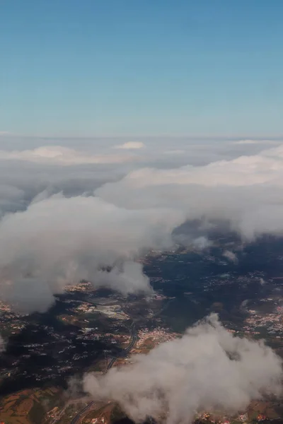 Tiro Aéreo Vertical Uma Terra Sob Nuvens Brancas — Fotografia de Stock