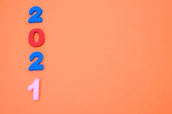 Красочные Деревянные Номера 2021 Оранжевом Фоне Новогодняя Концепция — стоковое фото