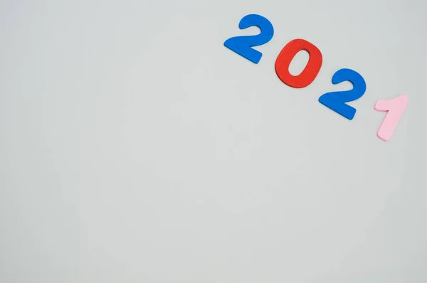 Πολύχρωμοι Ξύλινοι Αριθμοί 2021 Λευκό Φόντο Έννοια Νέου Έτους — Φωτογραφία Αρχείου
