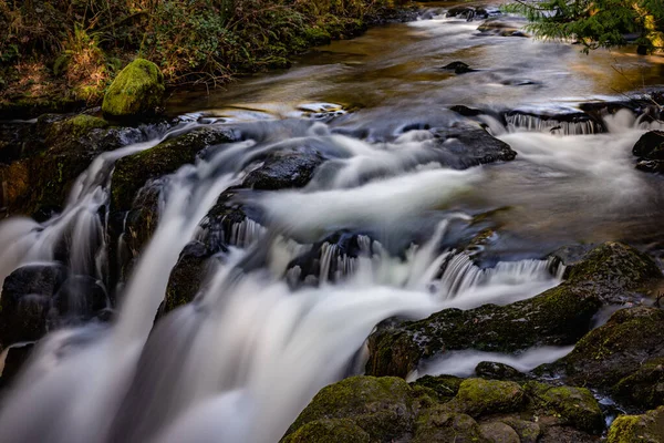 Ein Schöner Wasserfall Umgeben Von Moosbewachsenen Felsen Wald — Stockfoto