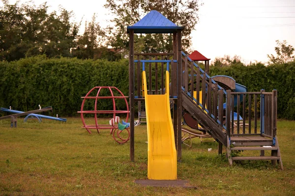 村の小学校の庭にある子供の遊び場 — ストック写真
