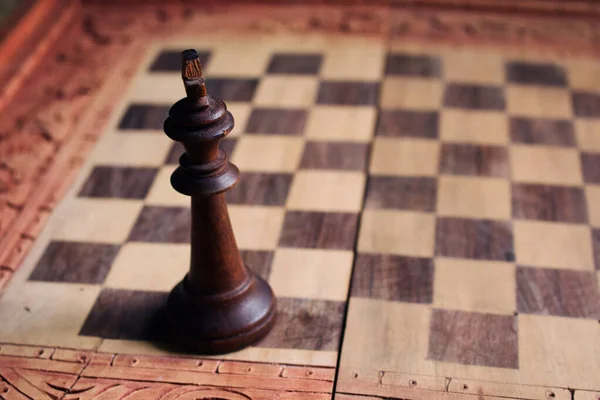 チェスボード上の木製の作品の高角度ショット — ストック写真