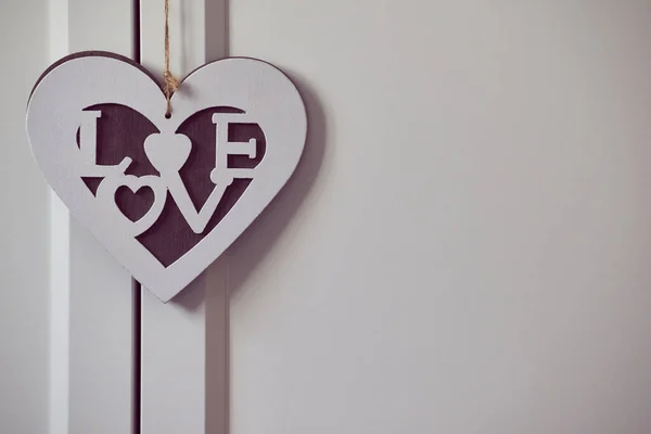 愛という言葉で心のかわいい部屋の装飾のショット棚にぶら下がっている — ストック写真