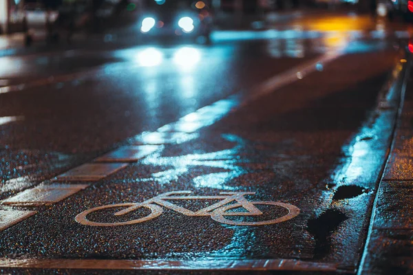 Cartel Bicicleta Suelo Calle Durante Día Lluvioso Por Noche —  Fotos de Stock