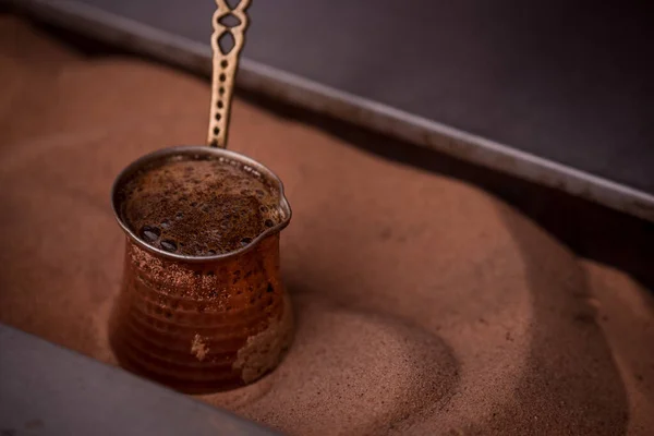 Eine Nahaufnahme Von Türkischem Kaffee Der Sand Braut — Stockfoto