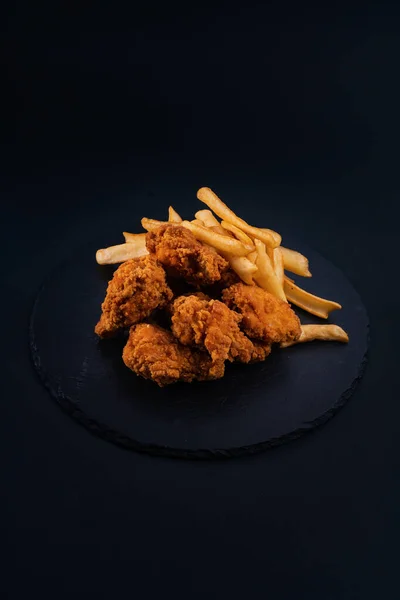 바삭바삭 닭고기 튀김을 접시의 — 스톡 사진