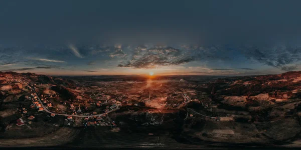 Panoramabild Över Bostadsområden Natursköna Kullar Den Molniga Himlen Solnedgången — Stockfoto