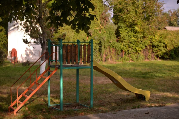 Parque Infantil Para Crianças Quintal Uma Escola Primária Uma Aldeia — Fotografia de Stock