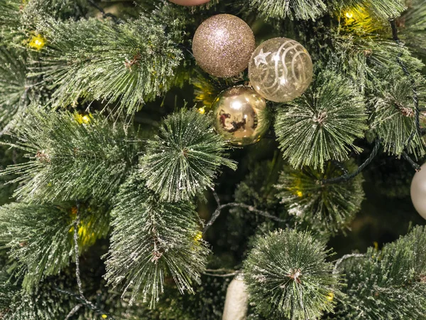 Eine Nahaufnahme Eines Geschmückten Weihnachtsbaums — Stockfoto