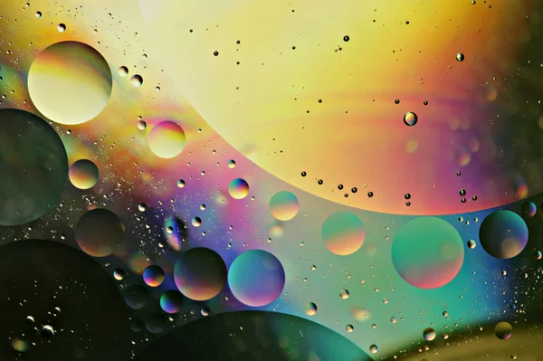 Макроснимок Капель Воды Красочном Фоне — стоковое фото